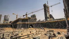 الدخل vs الأسعار.. 10 سنوات من الصراع في سوق العقارات بمصر (تقرير بيانات)