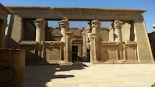 مستشار السياحة الأسبق: مبان خرسانية شوهت منظر معبد كلابشة الأثري بأسوان