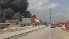 الأدخنة تتصاعد للسماء.. حريق يلتهم مصنعًا في المنطقة الصناعية بالسادات