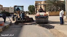 الوادي الجديد تستكمل أعمال رصف الطرق بالمراكز -صور