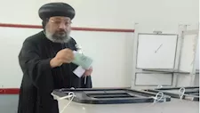 أسقف عام كنائس الوادي الجديد والواحات يدلى بصوته فى انتخابات النواب 