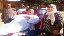 على تروسيكل.. مواطن مصاب بجلطة يدلي بصوته في الانتخابات بالأقصر
