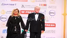 حسين فهمي وزوجته يخطفان الأنظار على ريد كاربت القاهرة السينمائي 