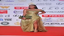 فستان ذهبي بفتحة ساق..  هاجر الشرنوبي في مهرجان القاهرة السينمائي