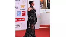 نيرمين الفقي تتألق بفستان أسود شفاف في مهرجان القاهرة السينمائي