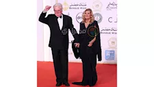 حسين فهمي وزوجته يتألقان في حفل افتتاح مهرجان القاهرة السينمائي