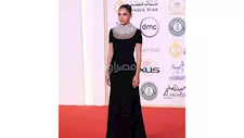 بفستان مطرز باللؤلؤ والكريستال.. سلمى أبو ضيف تتألق في افتتاح مهرجان القاهرة السينمائي