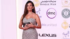 بفستان فضي طويل.. زينة تتألق في افتتاح مهرجان القاهرة السينمائي
