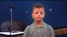 أصغر متسابق في "دولة التلاوة" يغادر باكيًا.. ولجنة التحكيم تقبل رأسه