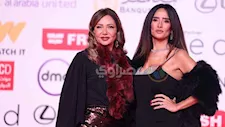 ليلى علوي مع زينة في العرض الخاص لفيلم "بنات الباشا" بالقاهرة السينمائي