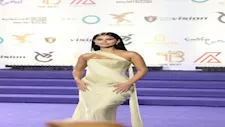 قُبلة وفستان جرئ.. منة عرفة تخطف الأنظار في حفل توزيع جوائز "the best"