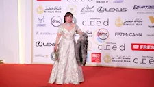 خبير موضة ينتقد إطلالة إلهام شاهين في ختام مهرجان القاهرة السينمائي الدولي