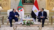 مدبولي يستقبل الوزير الأول للجمهورية الجزائرية بمطار القاهرة الدولي