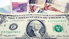 ارتفع في 3 بنوك.. سعر الدولار مقابل الجنيه ببداية تعاملات اليوم