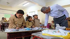 بالصور- محافظ أسوان يتفقد المدارس ويشدد على دقة التقييمات