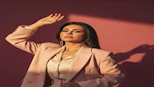 "جاذبية اللون الوردي".. دينا فؤاد بـ بدلة أنيقة في أحدث ظهور