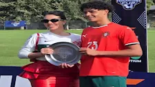 10 صور لظهور جورجينا رودريجيز مع كريستيانو جونيور في مباراته مع البرتغال