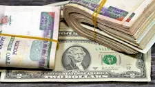 قفزة مفاجئة في سعر الدولار مقابل الجنيه بمنتصف تعاملات اليوم