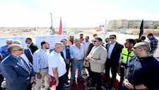 جولة ميدانية بالعلمين.. وزير الإسكان يراجع تقدم مشروعات "M8" والبوغاز