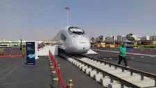 8 عربات بطول 200 متر.. ننشر صور أول قطار فيلارو سريع في مصر 