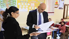 وزير التعليم يفاجئ مدارس البدرشين والصف ويشيد بانتظام العملية التعليمية 
