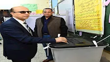 بالصور- رئيس جامعة أسيوط يدلي بصوته في انتخابات مجلس النواب 