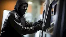 لص يسرق نفس البنك 38 مرة.. كيف خدع الـATM؟