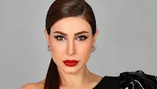 فستان ذهبي أنيق.. يارا تتألق بإطلالة ساحرة 