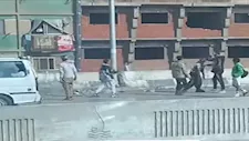 الأمن يفحص فيديو صادم لاعتداء وسرقة بالإكراه في الخصوص (صور)