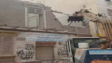 إزالة عقار قديم في السويس لخطورته الداهمة على المواطنين