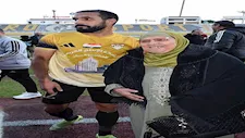 "قبل قدميها".. 7 صور للقطة إنسانية بين لاعب الإنتاج الحربي ووالدته في دوري