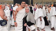 "قبل أمم أفريقيا".. مصطفى محمد يؤدي مناسك العمرة رفقة والدته