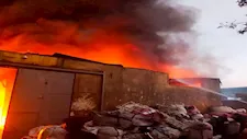 مصاب بحروق إثر اشتعال النيران بمخزن قطن بالدرب الأحمر