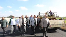 محافظ الشرقية يتفقد أعمال رصف وتوسعة طريق بني هلال