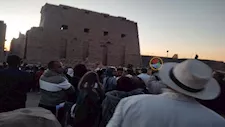 في مشهد فلكي وسياحي نادر.. تعامد الشمس على معابد الكرنك بحضور آلاف السياح-