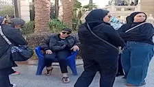 بالصور.. انهيار شقيقة طارق الأمير في جنازته