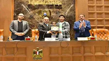 بالصورـ محافظ أسيوط يكرم طالبين حققا نجاحات دولية في الابتكار والفنون الرقمية