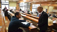بالصور- رئيس جامعة بني سويف يتفقد لجان امتحانات كليتي التجارة والصيدلة