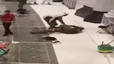 سقوط شخص من الأدوار العلوية داخل المسجد الحرام.. فيديو  