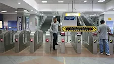 النقل تحذر الركاب من المخاطر الناتجة عن التصرفات الخاطئة بالمترو و LRT
