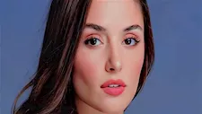 الأسود يليق بها.. هاندا أرتشيل تتألق بفستان جذاب 