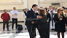 إلهام شاهين تساند هاني رمزي في جنازة والدته (صور)