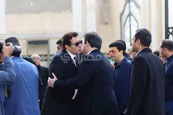 بحضور وزير الثقافة.. وصول جثمان والدة الفنان هاني رمزي (صور)