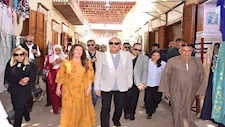 محافظ الأقصر والسفيرة الأمريكية يتفقدان مشروع "إحياء إسنا التاريخية" 
