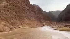 وادي المحاشي يغرق في السيول.. موجة طقس سيئ تضرب جنوب سيناء