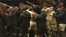 شجار عنيف وتبادل لكمات بين مدربين ولاعبين في الدوري الإنجليزي.. ماذا حدث؟