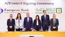 البنك الأهلي يقترض 100 مليون دولار من البنك الأوروبي لإعادة الإعمار لتمويل المشروعات الصغيرة