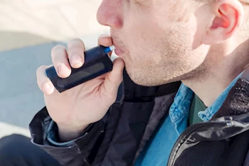  إصابة 3 مراهقين بـ"مرض الفشار" المرتبط بتدخين السجائر الإلكترونية في روسيا