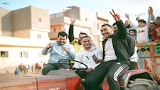 إبداع في التشجيع.. جمهور دورة رمضانية بالدقهلية يتحدى المألوف بجرار زراعي