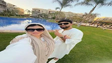 "يهديها وردة"..9 صور رومانسية لمروان عطية وزوجته في أحد المطاعم